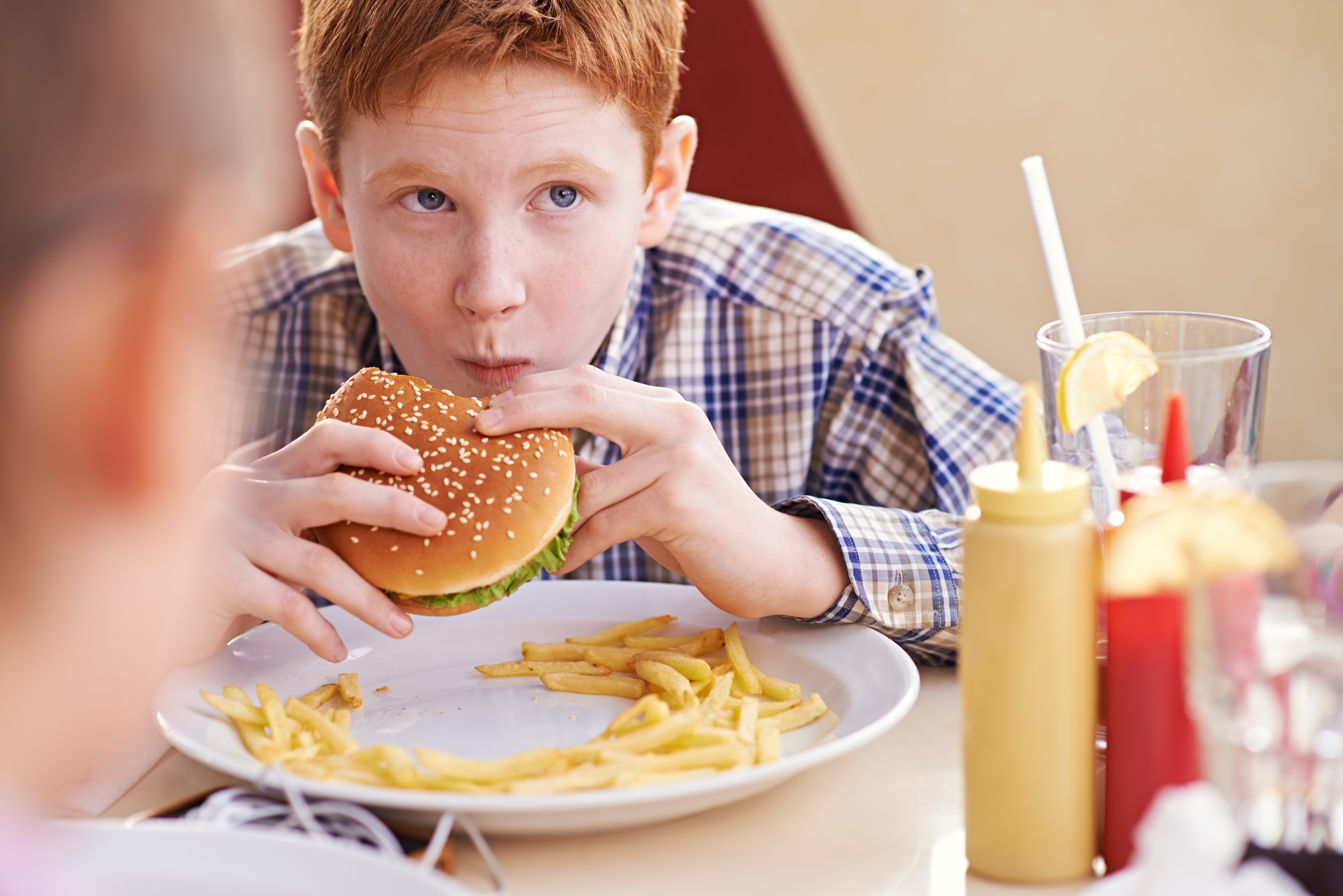 Мальчики едят девочек. Подростки и еда. Подростки едят фаст фуд. Подросток ест. Подросток завтракает.